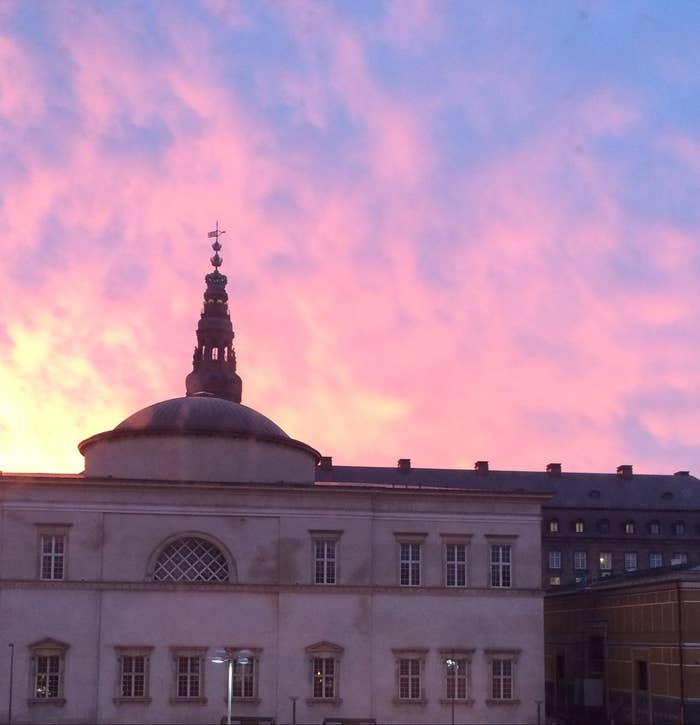 That moment when the sun is rising over the city and the sky explodes with color... but you can't take any photos because you don't have enough memory? Avoid it.