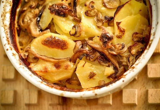 Ideal para acompanhar frango assado ou rosbife --ou mesmo para ser um prato principal vegetariano. Veja a receita da Nigella no Dedo de Moça.