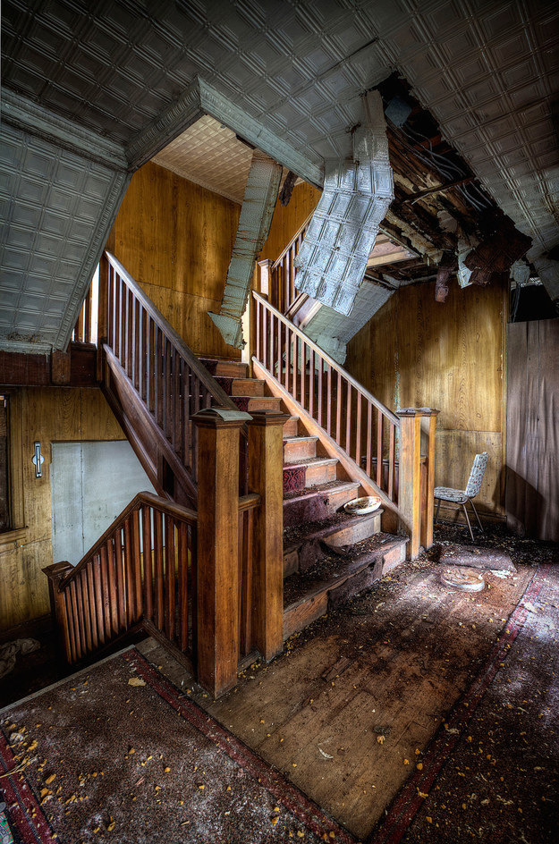 Photographer Captures The Haunting Beauty Of Abandoned Hotels