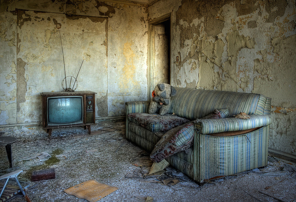 Un Fotógrafo Captura La Inquietante Belleza De Los Hoteles Abandonados 9686