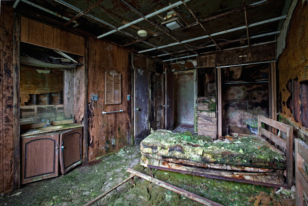 Photographer Captures The Haunting Beauty Of Abandoned Hotels