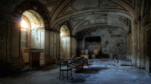 Photographer Captures The Haunting Beauty Of Abandoned Hotels