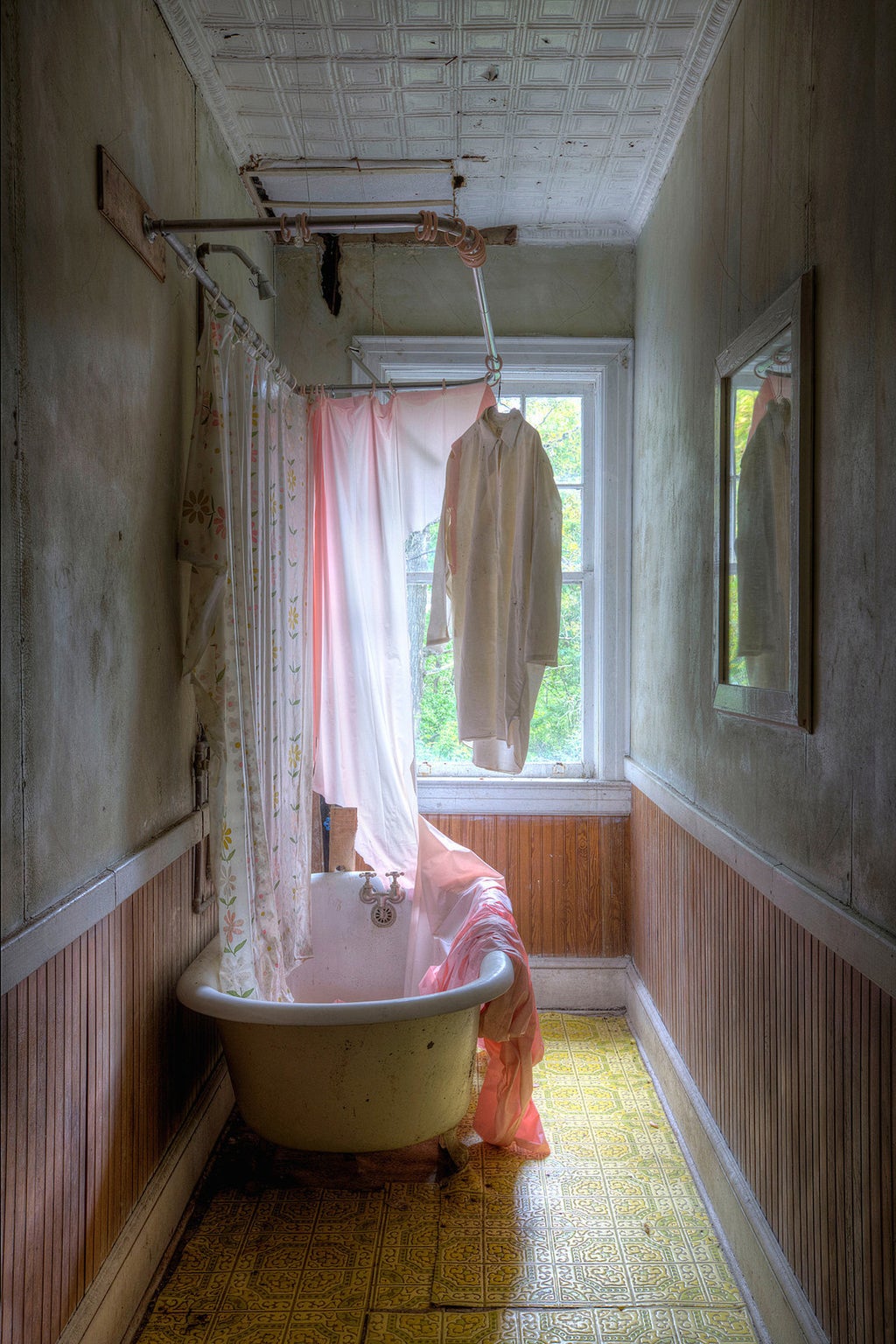 Photographer Captures The Haunting Beauty Of Abandoned Hotels 8750