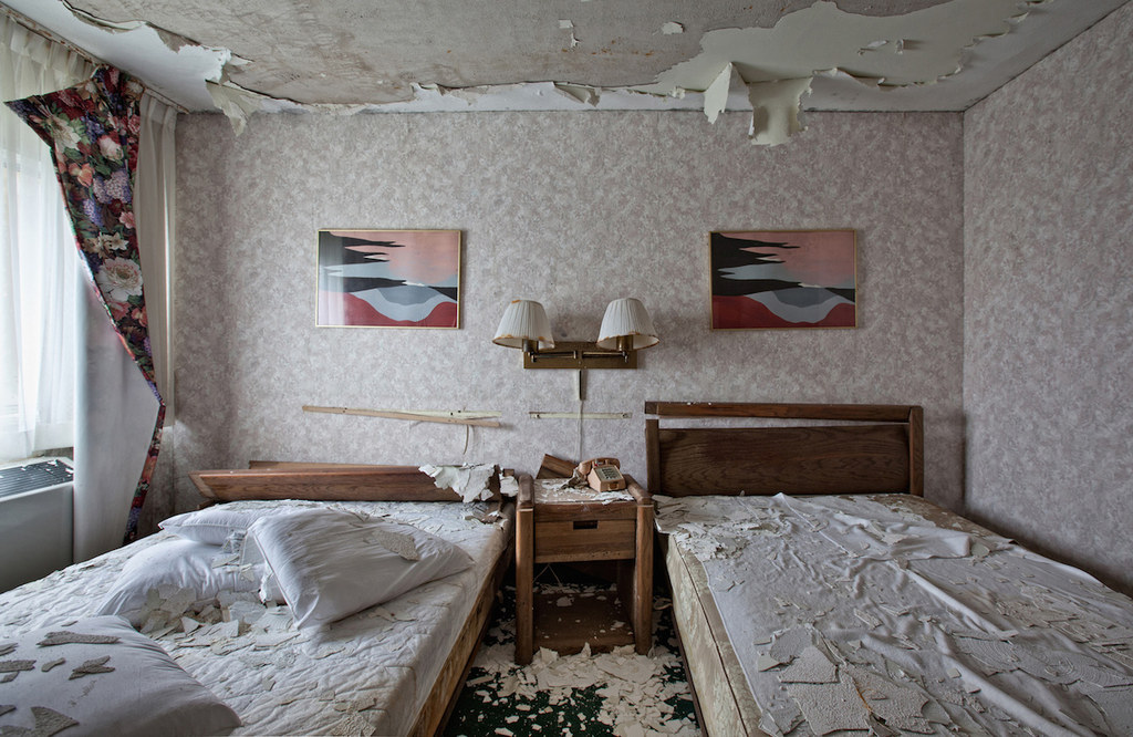 Photographer Captures The Haunting Beauty Of Abandoned Hotels 6643