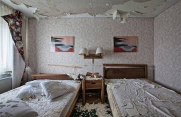 Un Fotógrafo Captura La Inquietante Belleza De Los Hoteles Abandonados 0535