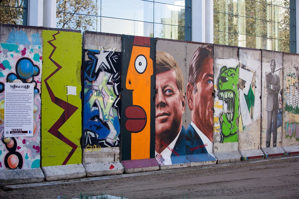 30 Morceaux Du Mur De Berlin Dissemines Dans Le Monde Entier
