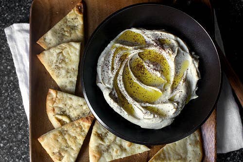 El hummus (purÃ© de garbanzos) es bÃ¡sicamente la comida perfecta pues estÃ¡ lleno de proteÃ­nas y fibra. Puedes untar zanahorias o apio con Ã©l cuando estÃ©s buscando un aperitivo saludable, o untarlo sobre un sÃ¡ndwich en lugar de usar mayonesa. TambiÃ©n puedes untarlo en tu dedo y comerlo solo.Para hacerlo tÃº mismo, solo coloca unos pocos ingredientes bÃ¡sicos (garbanzos, pasta hecha con semillas de sÃ©samo, ajo, jugo de limÃ³n y sal) en la licuadora y procÃ©salos. Consigue aquÃ­ la receta para el hummus clÃ¡sico extra suave, una versiÃ³n con pimienta roja tostada aquÃ­ o bien una receta para una poderosa fuente de proteÃ­nas con un hummus con edamame, aquÃ­.