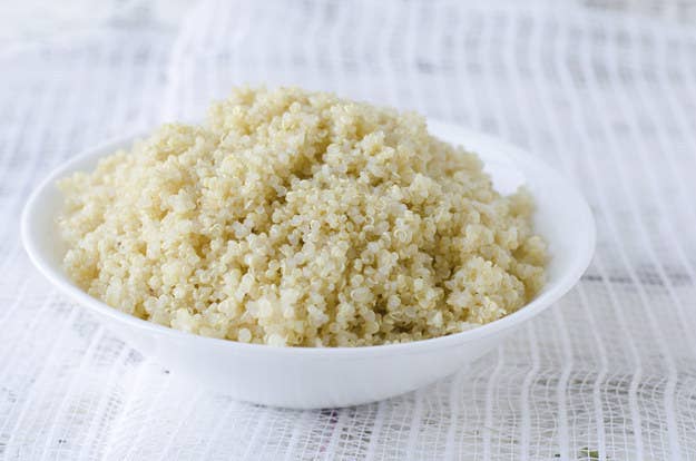 No necesitas ser un fanático de la salud para amar la quinoa. Esta pequeña semilla tiene muchísimas proteínas y el sabor es lo suficientemente sutil como para acompañar prácticamente cualquier plato. Asegúrate de enjuagar la quinoa antes de cocinarla para quitarle el sabor amargo. Luego de eso, colócala en una cacerola, añade dos veces la cantidad de agua o caldo que tengas de quinoa, y lleva a ebullición con fuego medio alto. Baja la temperatura hasta fuego medio-bajo, tápala, déjala que se cocine durante 15 ó 20 minutos, o hasta que se haya consumido el agua. Saca la cacerola del fuego y déjala reposar durante 5 minutos con la tapadera puesta, antes de quitarla y moverla suavemente. Durará alrededor de una semana en el refrigerador y básicamente puedes añadirla a cualquier plato.