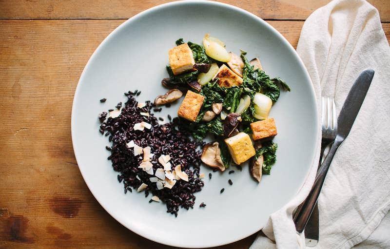 Un sofrito es lo que haces cuando quieres algo caliente, saludable y rÃ¡pido. No debe ser complicado. Los sofritos son grandiosos con carnes magras o con tofu. (El tofu toma un poco mÃ¡s de tiempo porque tienes que sacarle el exceso de humedad, pero es saludable, es un substituto econÃ³mico para la carne y puede ser realmente delicioso si lo preparas bien y crujiente). Cualquier cosa que decidas incorporar, la idea bÃ¡sica es la misma: dorar las proteÃ­nas, saltear las verduras a fuego alto y agregar salsa al final. SÃ­rvelo sobre arroz integral o solo.Revisa estas recetas para sofritos con pollo, tofu y carne magra. No necesitas seguirlas al pie de la letra, pues las tÃ©cnicas funcionarÃ¡n con una variedad de verduras y complementos.