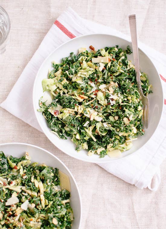 Si piensas que las ensaladas son para los conejos, aún no has encontrado la correcta. Unos pocos consejos: usa vegetales frescos y considera que cualquier cosa enlatada debería ser un complemento y no el ingrediente principal para que no termines con una ensalada marchita y triste. Si quieres que sea una comida completa, añade un poco de proteína como carne, huevos, frijoles y nueces. Asegúrate de hacer una buena mezcla de ingredientes crujientes tales como repollo crudo, pepino o nueces, y algunos suaves como tomates, verduras cocidas o frijoles.El paso más importante es hacer tu propio y delicioso aderezo casero (y más saludable). Una sencilla vinagreta de mostaza Dijon siempre funciona, pero también siéntete libre de probar algo más arriesgado. Si estás buscando una receta completa que te inspire, prueba con esta ensalada de col rizada y coles de Bruselas o con esta ensalada asiática de pollo.