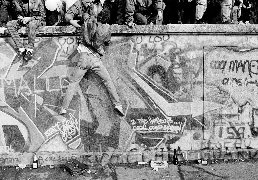 42 Inspiring Pictures From The Fall Of The Berlin Wall