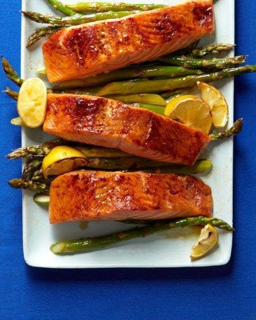 Probablemente lo has escuchado cientos de veces: el pescado es realmente bueno para ti. Es alto en proteÃ­na pero tambiÃ©n bajo en grasa, lo que lo convierte en una excelente alternativa frente a la carne de cerdo o la carne roja. Los pescados de carne blanca como la tilapia son especialmente bajos en grasa, mientras que los pescados grasos como el salmÃ³n tienen alta concentraciÃ³n de Omega-3. Sin embargo, algunos peces tienen mayor concentraciÃ³n de mercurio que otros y muchas especies estÃ¡n en peligro debido a la sobrepesca. El Consejo para la Defensa de Recursos Nacionales tiene informaciÃ³n aquÃ­ para ayudarte a hacer la mejor elecciÃ³n en tus compras.AÃºn cuando elegir pescado no es fÃ¡cil, cocinarlo siempre puede ser sÃºper simple. Una de las maneras mÃ¡s fÃ¡ciles y saludables es hornearlo en papel pergamino, pero asarlo a la parrilla es una otra opciÃ³n fÃ¡cil para cuando quieres algo rÃ¡pido y crujiente. Para hacer un adobo rÃ¡pido y fÃ¡cil, prueba mezclando aceite, salsa de soya, ajo, mostaza Dijon y cebollines en proporciones segÃºn tu gusto. (Cuanta mÃ¡s mostaza, mÃ¡s picante, cuanta mÃ¡s salsa de soya, mÃ¡s salado, etc.) Esto funcionarÃ¡ bÃ¡sicamente con todo. Consigue una receta de salmÃ³n asado a la parrilla aquÃ­.