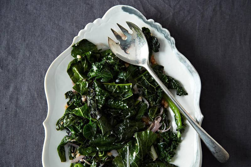 Guardar en todo momento algunas verduras de hojas en tu refrigeradora es una forma infalible para asegurarte de tener siempre una guarniciÃ³n para la cena. Las verduras de hojas como la espinaca y la col rizada son algunos de los vegetales mÃ¡s saludables que existen, llenos de proteÃ­na, vitaminas y fibra.Saltear verduras de hojas es tan simple como calentar un poco de aceite vegetal en una sartÃ©n, agregar las verduras de hojas picadas y sazonar al gusto. Si quieres algo un poco elegante, empieza con un poco de ajo, chalote o cebolla antes de agregar las verduras de hojas. TambiÃ©n puedes agregar jugo de limÃ³n, vinagre o pimienta roja. Esto funcionarÃ¡ para la espinaca, la col rizada, las acelgas, las hojas de mostaza o casi cualquier cosa que encuentres. Consigue la receta aquÃ­.