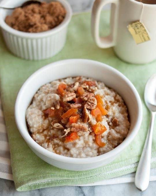 La avena caliente en una mañana fría es una necesidad de supervivencia invernal. También es una buena forma de permanecer satisfecho hasta el almuerzo y una excelente fuente de fibra soluble, del tipo que ayuda a mantener bajos tus niveles de colesterol. Puedes hacerla en la estufa, en el microondas o en una olla de cocción lenta. En un clima cálido, puedes hacer avena en la nevera de un día para otro sin mover un dedo. Consigue muchos más consejos útiles sobre la avena aquí.