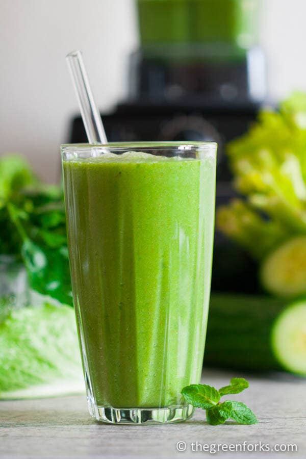 Los smoothies son una manera fÃ¡cil y deliciosa para condensar muchos nutrientes a la vez. Ya sea un smoothie detox verde, un smoothie de frutas de la estaciÃ³n o un smoothie muy simple de tres ingredientes, la clave es asegurarte de que tienes una combinaciÃ³n de frutas, vegetales y proteÃ­na, para que sea bien balanceado Y sabroso.SiÃ©ntete libre para divertirte con el lÃ­quido que le agregues. El agua es magnÃ­fica pero tambiÃ©n la leche normal o sus sustitutos. Pero no hagas caso de las recetas que te piden que agregues azÃºcar, sÃ© precavido con los jugos que usualmente son altos en azÃºcar y con la proteÃ­na en polvo, pues algunas veces se han encontrado en ella altos niveles de toxinas como arsÃ©nico, cadmio y plomo.