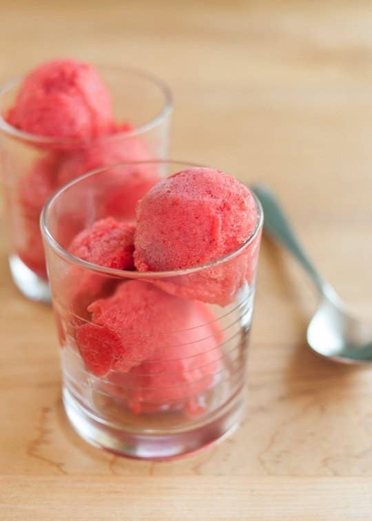 Cuando afuera hay calor, el postre deberÃ­a ser frÃ­o, pero nadie dijo que tenÃ­a que ser un helado cremoso. Hacer sorbetes es una manera perfecta de usar fruta fresca que se pasÃ³ de tiempo (o lo que sea que tengas en el congelador). Consigue aquÃ­ una guÃ­a paso a paso.