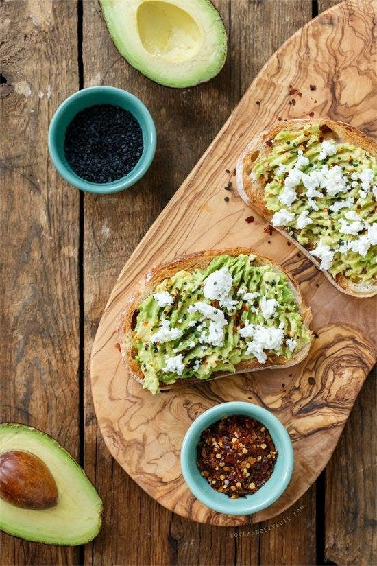 Una tostada con aguacate es básicamente lo más fácil de hacer en el mundo, además de que es buena para ti gracias al abundante contenido de Omega-3 del aguacate. Pero tiene un sabor tan exquisito que te sentirás como si estuvieras engañando a la vida cuando te comas una. Por cierto, también es muy elegante.Una simple tostada de aguacate es solo una tostada (de grano entero, para más fibra y nutrientes) + aguacate (rodajado o hecho puré) + sal marina + pimienta roja. Pero ese es solo el principio ya que puedes agregarle huevo encima o un poco de un buen aceite de oliva. También puedes intentar ésta con aguacate + queso feta + tostada de granada para lograr una dulce y sabrosa combinación. Las opciones son infinitas. Vuélvete loco. Libérate.