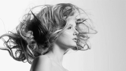 As amigas que têm pouco cabelo também