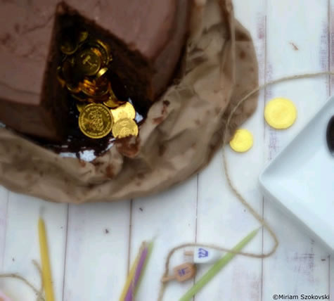 Have any Chanukah parties on the agenda? Get all that chocolaty gelt goodness, without ever picking up a dreidel.Get the recipe.