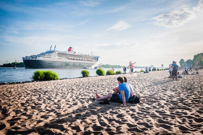Övelgönne und die Queen Mary 2