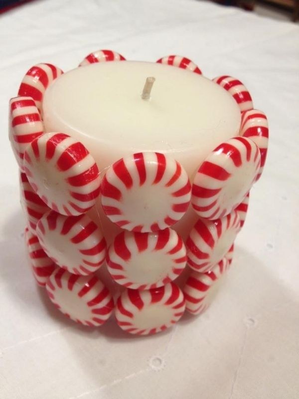This unique Christmas candle shows your love for the sweets. Glue those candy pieces around the white pillar candle. This candle provides a unique pattern and design. It is just deliciously lovely.