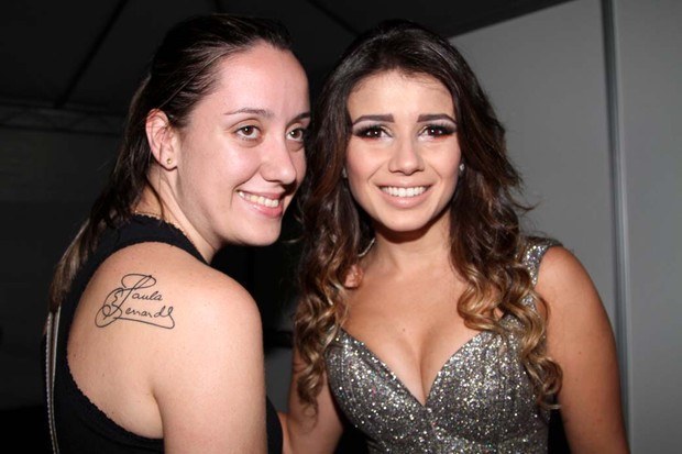 (Ou então ela só não gosta de posar para fotos.)