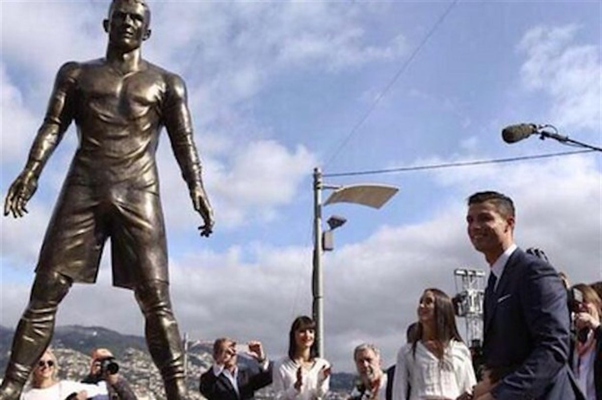 Cristiano-ronaldo-statue GIFs - Get the best GIF on GIPHY