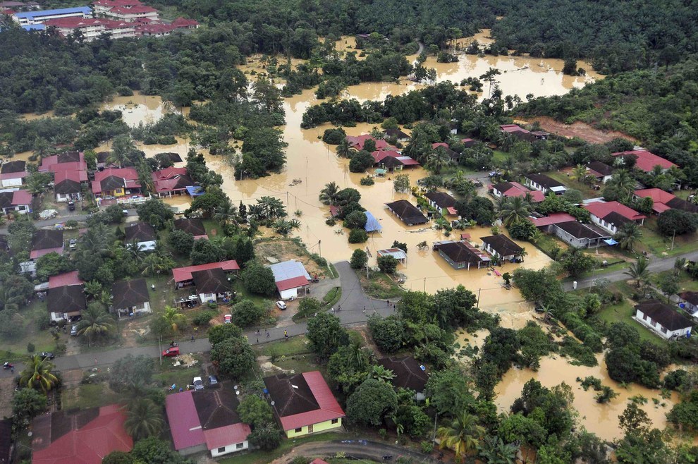 Malaysia Hit By Severe Flooding Forcing 100,000 To Flee Their Homes
