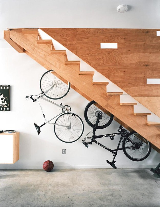 Guardar las bicicletas debajo de la escalera