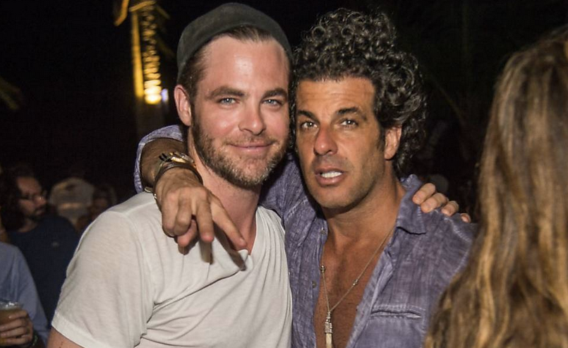 Perceba que Chris Pine estava acompanhando Álvaro Garnero, não o contrário.