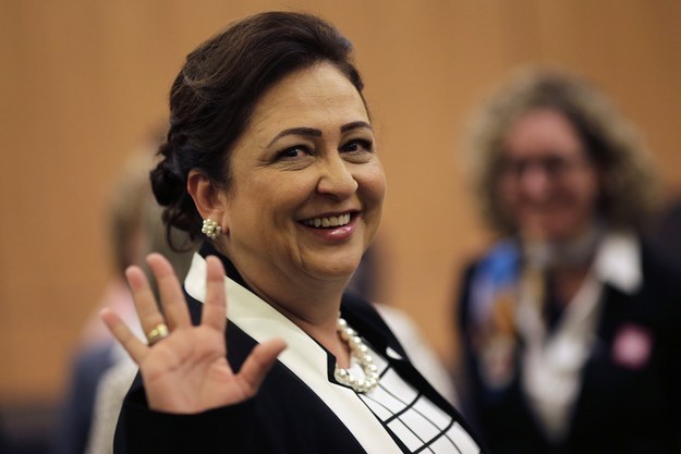 Cargo: Ministra da Agricultura, Pecuária e AbastecimentoTalvez uma das escolhas mais polêmicas de Dilma, a senadora do PMDB pelo estado de Tocantins é conhecida como "Rainha da Motosserrra" e "Miss Desmatamento" por causa da atuação em defesa do agronegócio.Dilma e Kátia começaram a se aproximar em 2011, quando a senadora teceu vários elogios à presidente, apesar de ser uma opositora firme de Lula. Com o tempo, Kátia virou conselheira da presidente para assuntos ligados ao agronegócio.A relação ficou tão próxima que Kátia foi a congressista que mais se reuniu com a presidente durante o primeiro mandato: foram seis audiências, segundo a agenda oficial da presidente. Dilma será ainda madrinha de casamento de Kátia.