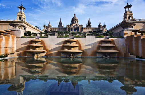 Reflejo del Palau Nacional en Barcelona.