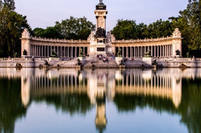 Reflejo del Monumento a Alfonso XII en Madrid.