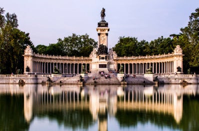 Reflejo del Monumento a Alfonso XII en Madrid.