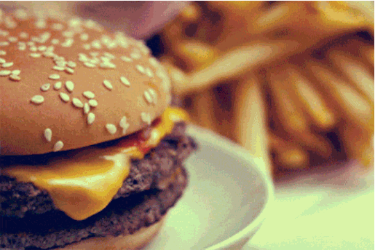 En temps normal, c'est : une chaîne de fast food américaine bien grasse et dégueulasse, mais étrangement satisfaisante. En soirée, c'est : la Mecque de tous les gens bourrés et affamés.