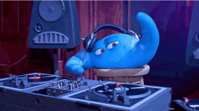 En temps normal, c'est : la personne chargée de sélectionner et de mixer la musique lors d'un événement. En soirée, c'est : la personne à qui vous avez déjà demandé trois fois de passer votre chanson préférée et qui ne l'a toujours pas fait !!