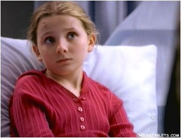Can this girl be any cuter? Abigail plays Megan who lives in foster care when she comes in with several bumps and bruises. Initially Dr. Karev believes her foster parents are mistreating her but we soon learn she cannot feel pain and therefore lets kids punch her at school. Here we learn that as hard as it is, we have to feel pain..and also I want to adopt Abigail Breslin...