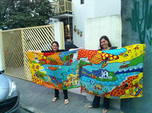 Dá pra enrolar o isopor, pra cobrir do sol, pra sentar um pouquinho e ainda por cima, pode amarrar em qualquer lugar. Vale até canga do Romero Britto, afinal é carnaval.