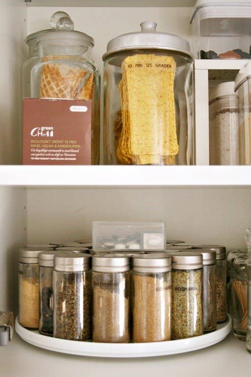Tips para organizar envases plásticos en tu cocina