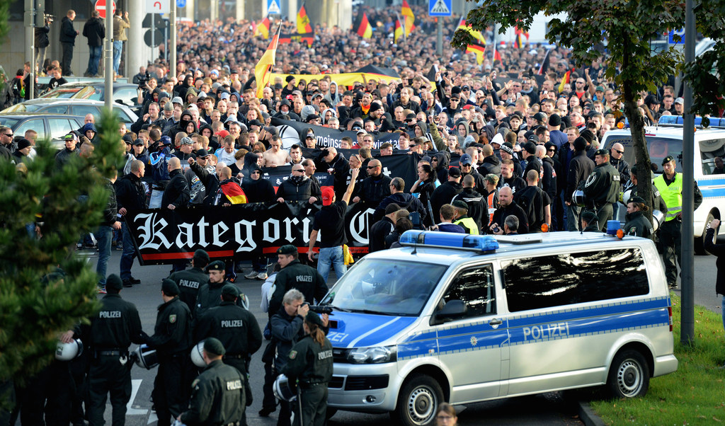 Ungefähr 5000 rechte Teilnehmer der Demonstration “Gemeinsam gegen Salafismus” randalieren am 26. Oktober 2014 in Köln. Die “Hooligans gegen Salafisten” geben sich, genau wie PEGIDA, in ihrer Außendarstellung bürgerlich und suchen den Zusammenschluss mit der Mitte. Tatsächlich ist es aber so, dass der als Islamkritik getarnte Rassismus sich als ein effektives Instrument der radikalen Rechten in Europa bewährt hat.