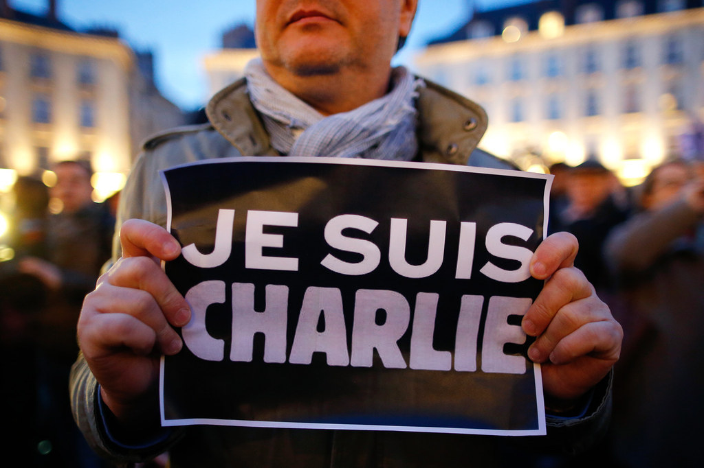 Le monde entier rend hommage à Charlie Hebdo après l'attaque meurtrière de mercredi