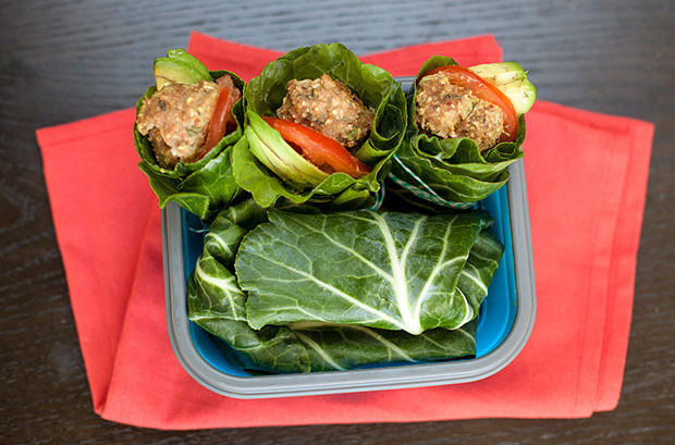 Burritos de col cruda con albóndigas de pavo, aguacate y mostaza de Dijon