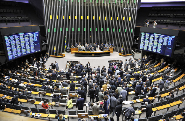 O presidente da Câmara é quem decide se o pedido de impeachment é arquivado ou encaminhado aos parlamentares. O pedido precisa receber os votos de dois terços dos 513 deputados para continuar.