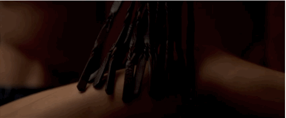 C'est le climax du film. SIX PAUVRES COUPS DE CEINTURE. À côté des coups de fouet sanglants de Jamie Bell dans « Nymphomaniac », on a l’impression d’être au club Dorothée.