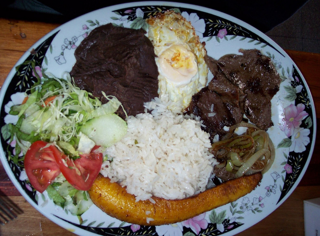 El casado es un plato de Costa Rica, similar a otros platillos de Latinoamérica pero quizás un poco más saludable puesto que incluye ensalada. Es una suculento "matrimonio" de proteína, carbohidratos y vegetales y en ese país lo encuentras por todo lados, pero sabes que es realmente auténtico cuando viene servido sobre hojas de plátano. #nomnomnom