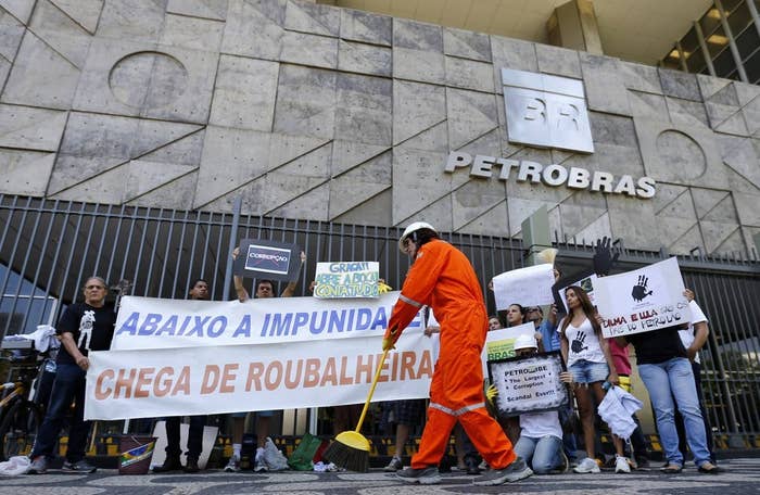 Em depoimento à Polícia Federal sobre o esquema de desvios da Petrobras, o policial afastado Jayme de Oliveira Filho, conhecido como Careca, disse que entregou malas de dinheiro em uma casa na Barra da Tijuca que seria de Eduardo Cunha. Careca era responsável por distribuir recursos a mando do doleiro Youssef, o líder do esquema de lavagem de dinheiro revelado pela Operação Lava Jato.