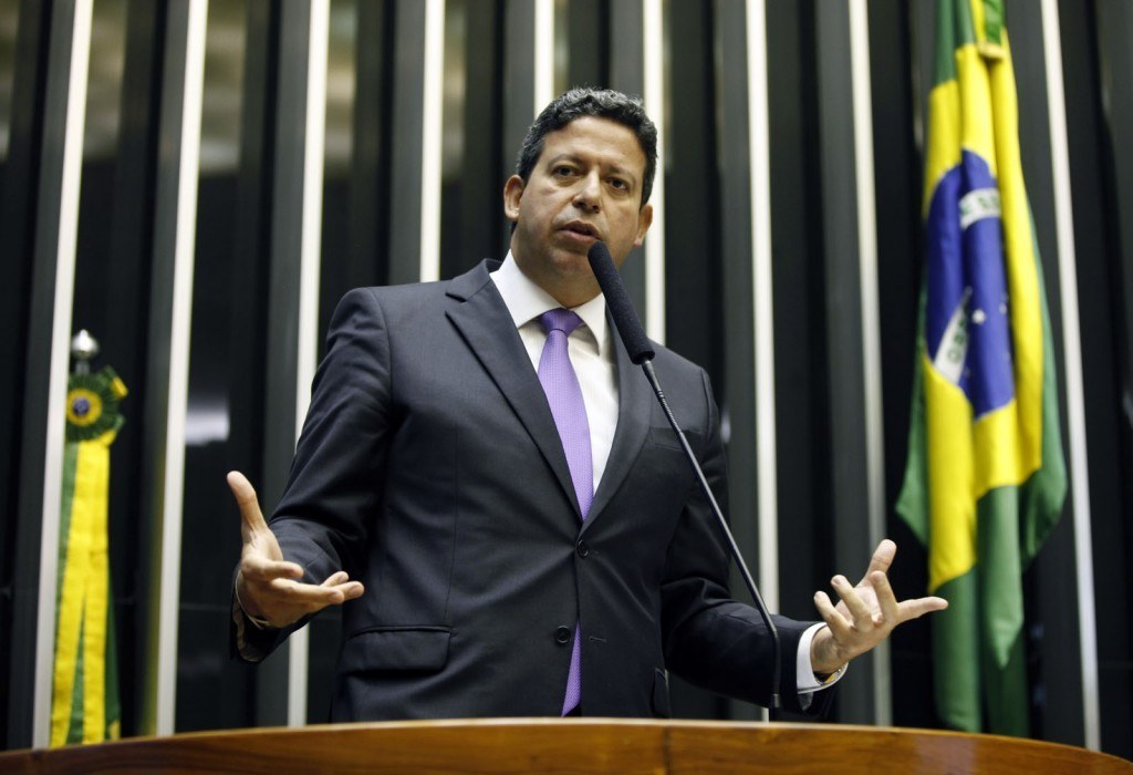Enquadrado na Lei Maria da Penha, Arthur Lira é acusado de agredir Jullyene Cristine Santos Lins por quarenta minutos em 2006. O caso foi denunciado em 2012 e, em 2013, o deputado tornou-se réu no Supremo Tribunal Federal. Além de tapas e socos, Jullyene disse em depoimento que foi arrastada pelos cabelos e chutada enquanto estava no chão.