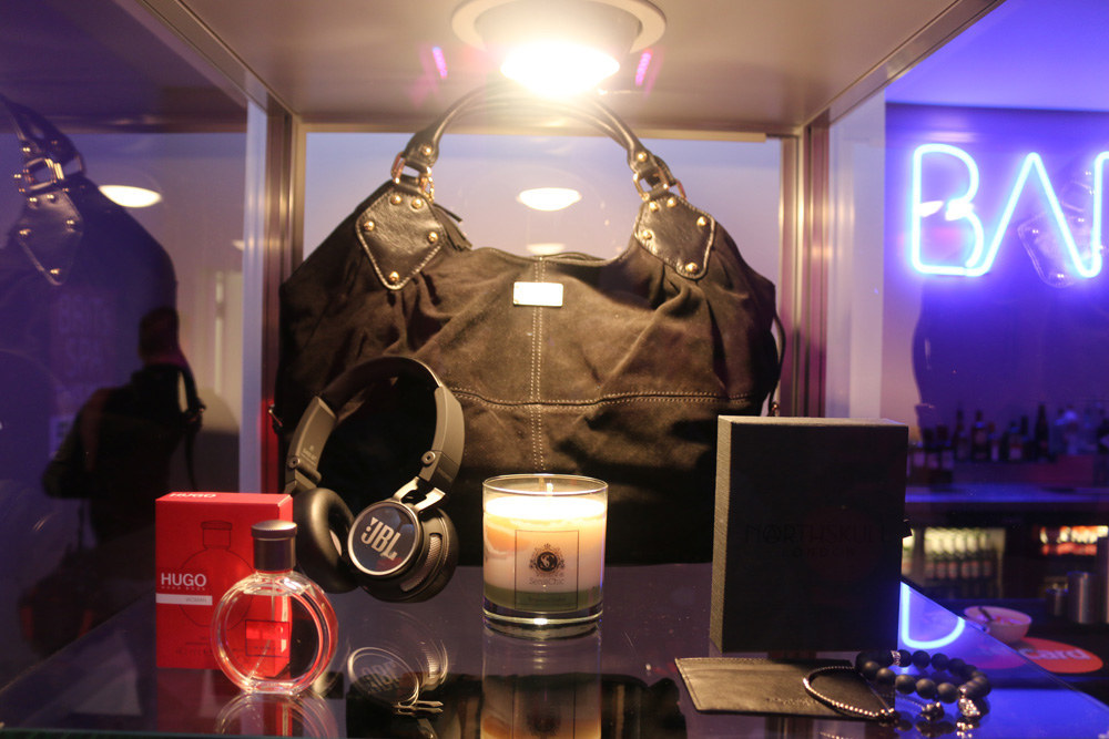 It contains a Paul's Boutique handbag, JBL headphones, Northskull bracelets, Hugo Boss perfume, and a Sensichic candle.