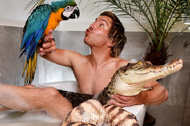 Hot Australian Zoologist Guy Takes Baths With Animals