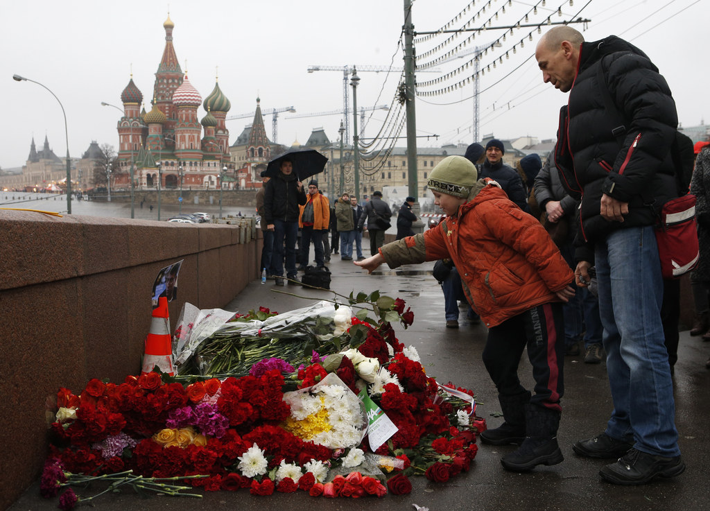 С кем был борис немцов на мосту